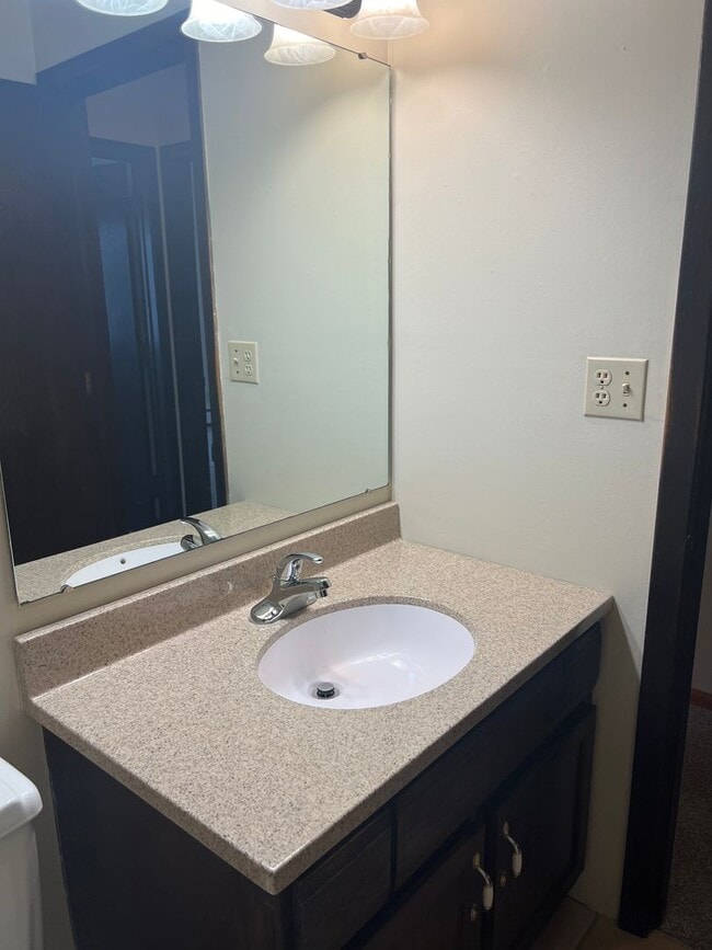 Building Photo - Tudor 3205