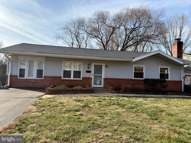 Building Photo - 905 W Poplar Rd