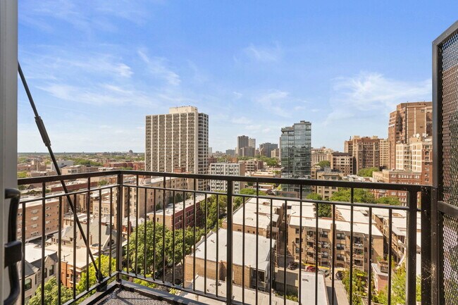 Building Photo - 450 W Briar Pl