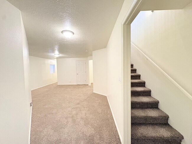 Building Photo - 334 W Mountain View Dr