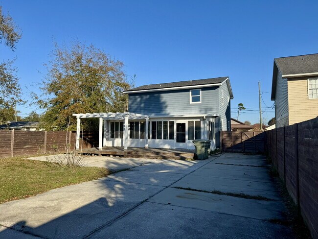 Building Photo - FRESHLY PAINTED 4 bedroom home in Lynn Haven!