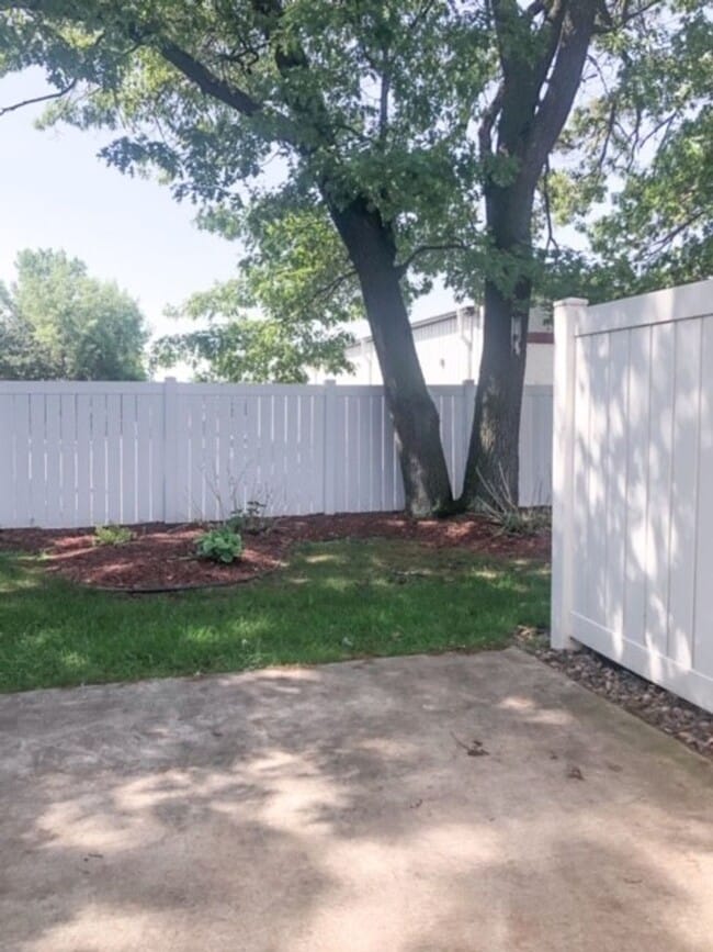 Building Photo - 3566-3572 East Meadows Place