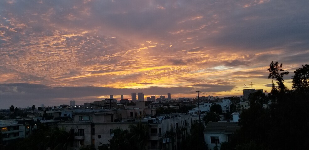 Building Photo - 321 S San Vicente Blvd