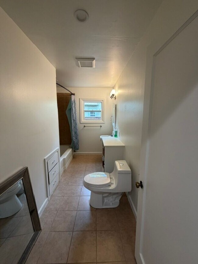 Building Photo - Charming JC Neighborhood Rental with Brand-New Kitchen & Hardwood Floors