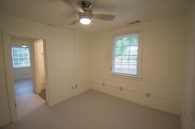Building Photo - 2 Bed/1 Bath House just off Lexington Rd.