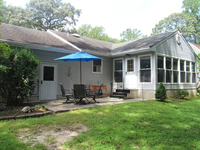 Building Photo - 23041 Holly Ct