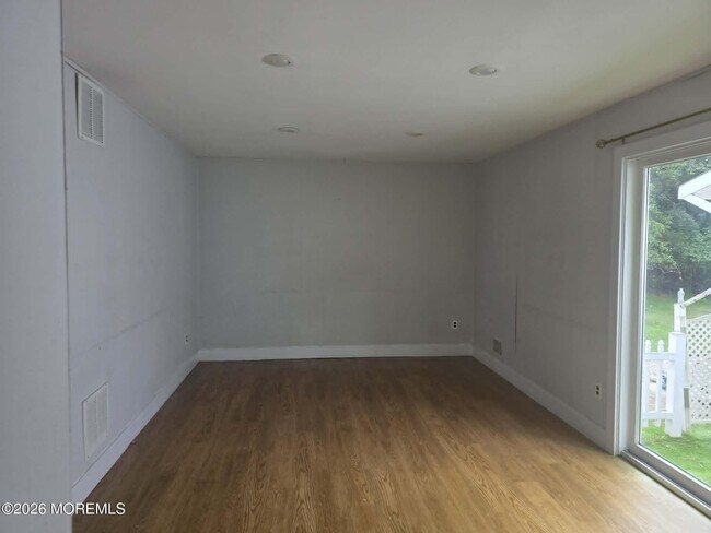 Building Photo - 5 Sandburg Dr