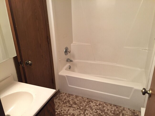 Building Photo - 2 BR 1BA Walkout Patio Garage Included