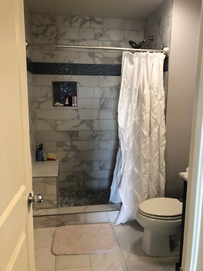 Building Photo - 3 Bedroom, 2.5 Bath home in Windshire Neig...