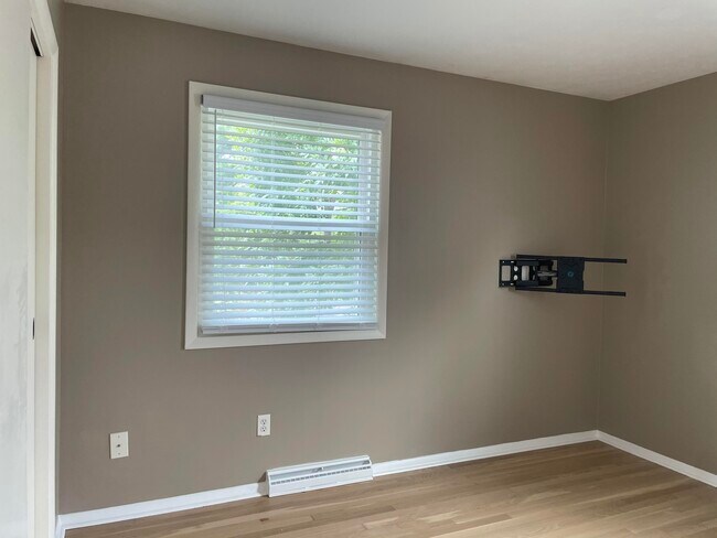 Building Photo - 3421 Holwyn Rd