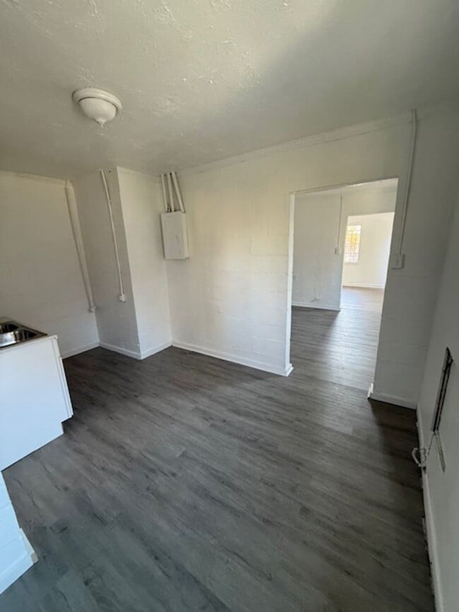 Building Photo - 975 Sparks St SW