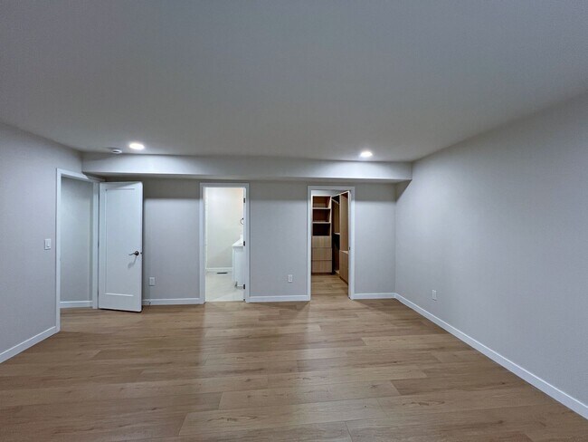 Building Photo - Freshly Remodeled 5BR Home in Prime Bellevue Enatai
