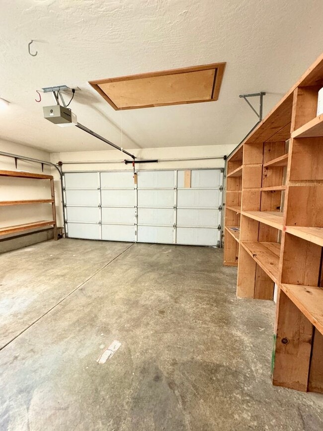 Building Photo - Gorgeous 3 Bed 2 Bath Home Near Shopping and Schools!