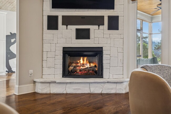 Building Photo - 594 Lake Haven Dr