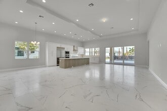 Building Photo - 9341 Crestview Cir