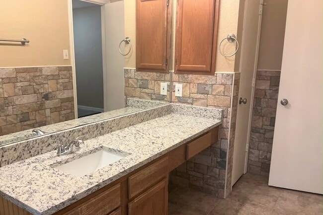Building Photo - 4969 Briar Oaks Ln
