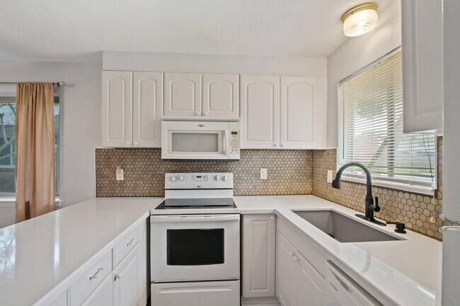 Building Photo - 1435 Silverpines Rd