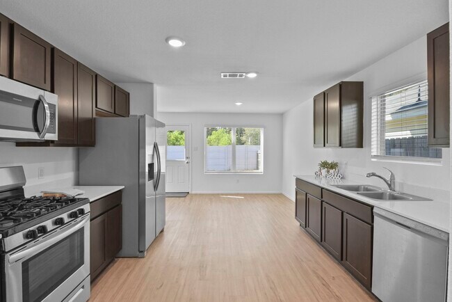 Building Photo - 18718 Clearwater Brk Dr