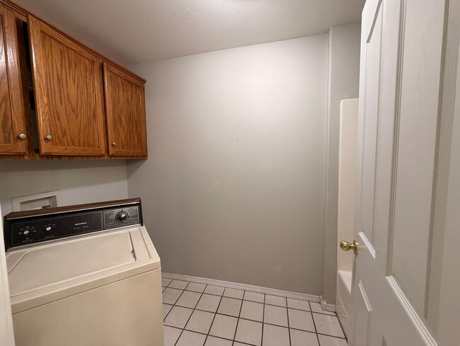 Building Photo - 301 W 16th Ct