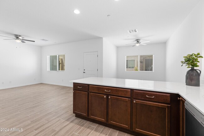 Building Photo - 2842 E Tracy Ln