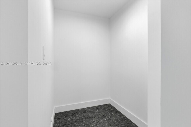 Building Photo - 1085 NE 34th St