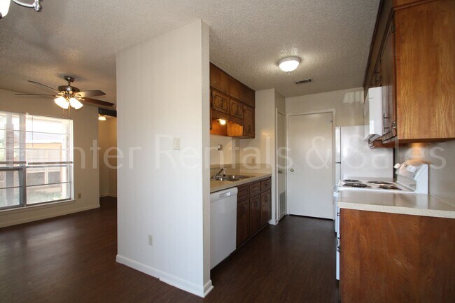 Building Photo - Charming Two-Bedroom Townhome with Fireplace