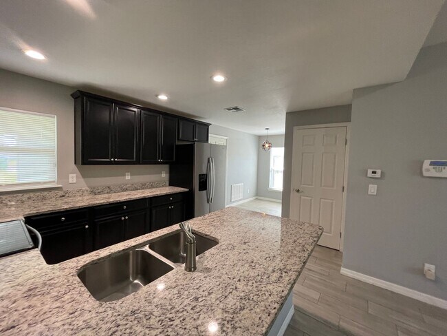 Building Photo - Modern 3-Bedroom Home with Office & Spacious Yard in Deltona Lakes!