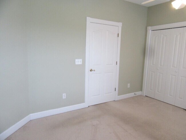 Building Photo - 2241 Waterview Dr