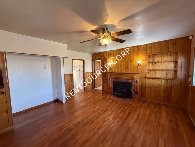 Building Photo - 3 Bedrooms/3 Bathrooms Single Story Home f...