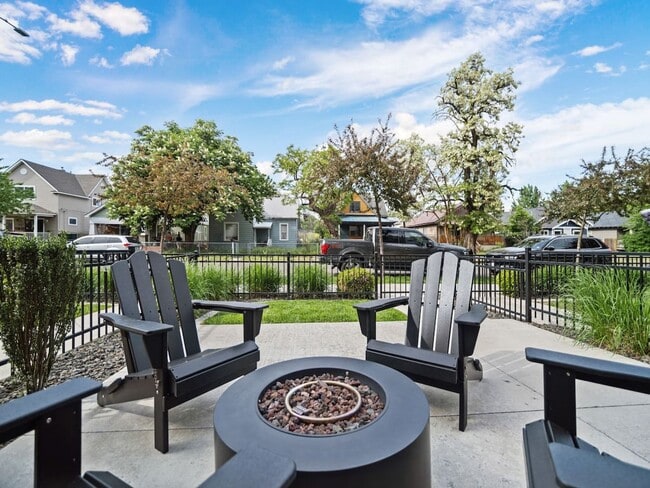 Building Photo - Beautiful Townhouse In Spokanes Kendall ya...