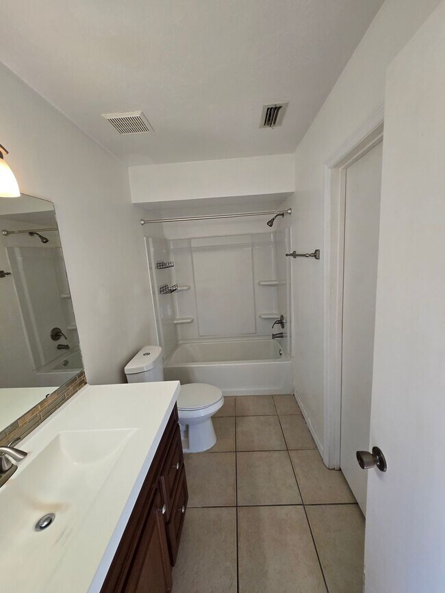 Building Photo - 3/2 in Northridge
