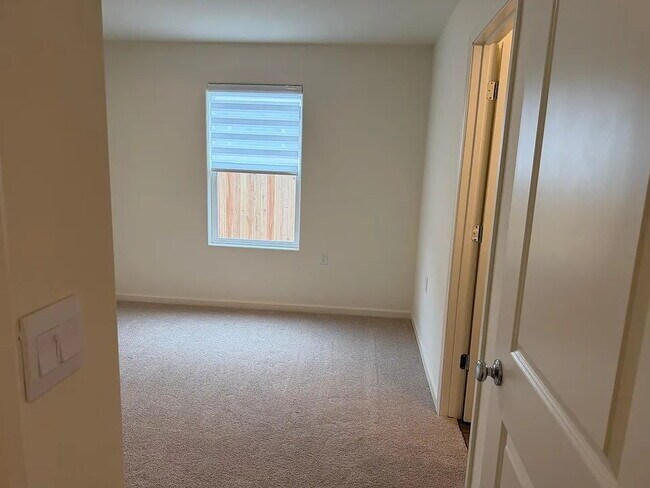 Building Photo - 632 Skyler Ln
