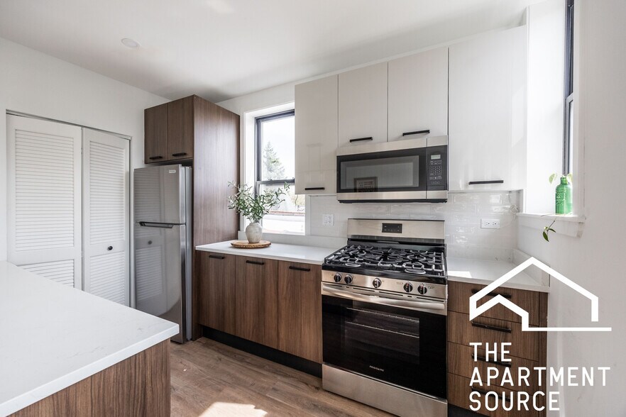 Building Photo - 4410 N Greenview Ave