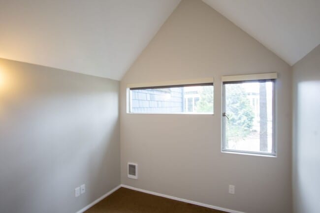 Building Photo - Spacious Lake Oswego 2Bdr w/Fireplace, Dishwasher, W/D, & Balcony!