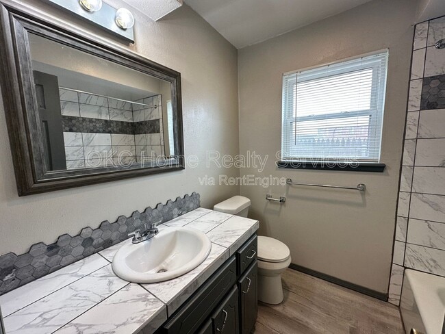 Building Photo - 1706 Surrey Pl