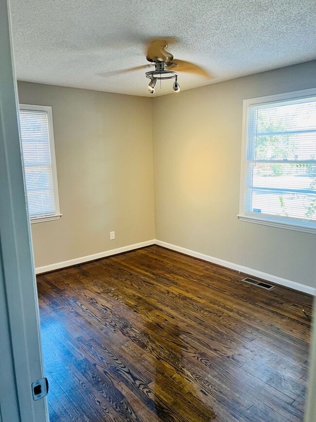 Building Photo - 3 bed, 2 bath ranch home