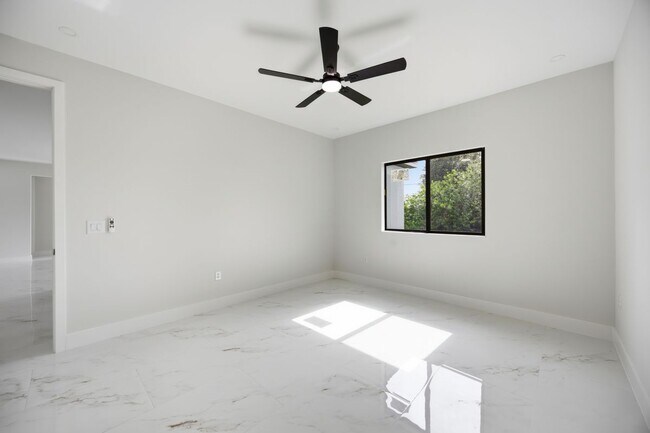 Building Photo - 1299 Barton Ave