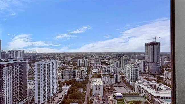 Building Photo - 700 NE 24th St