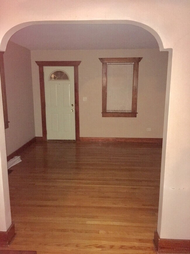 Building Photo - Adorable 2 bedroom 1 bathroom House with F...