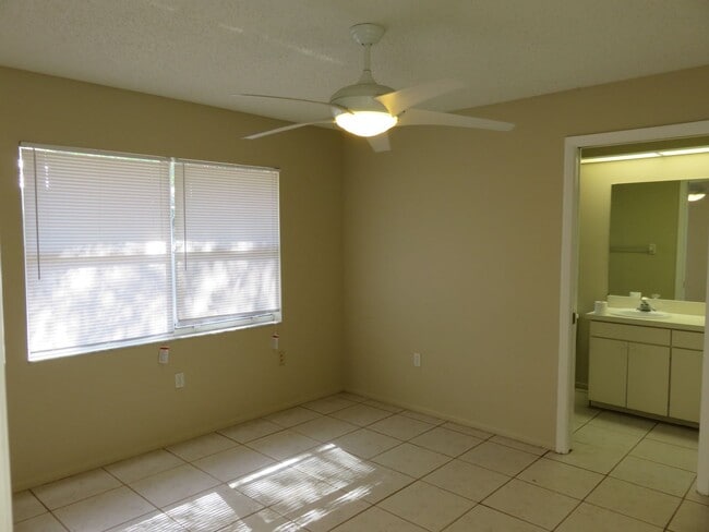 Building Photo - Centrally located 2/2