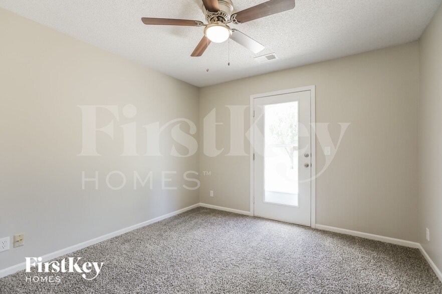 Building Photo - 724 Bristol Dr
