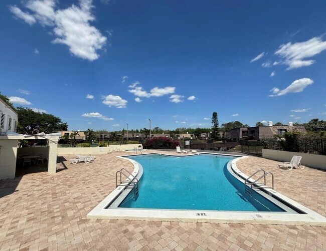 Building Photo - 15423 W Pond Woods Dr