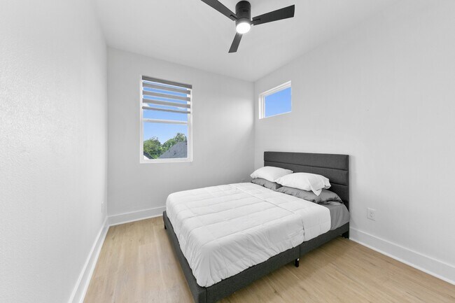 Building Photo - 104 E 44th St