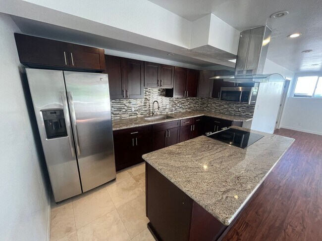 Building Photo - Renovated 6 Bedroom, 3.5 Bath Home with 2 Garages in Aina Haina