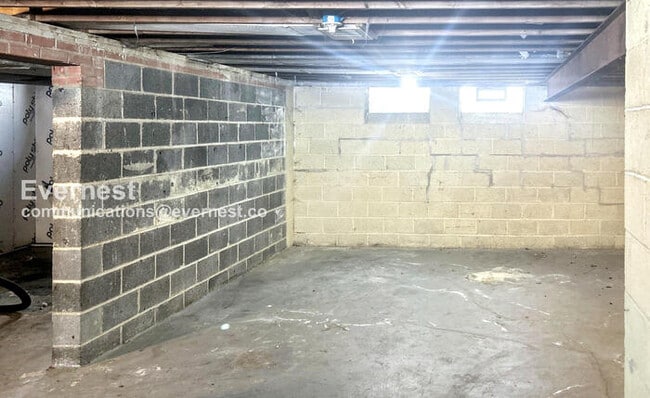 Building Photo - SPECIAL OFFER!! 3 Bed/2 Bath Home with Detached Garage / Pet-Friendly / Vouchers Accepted / Avail...