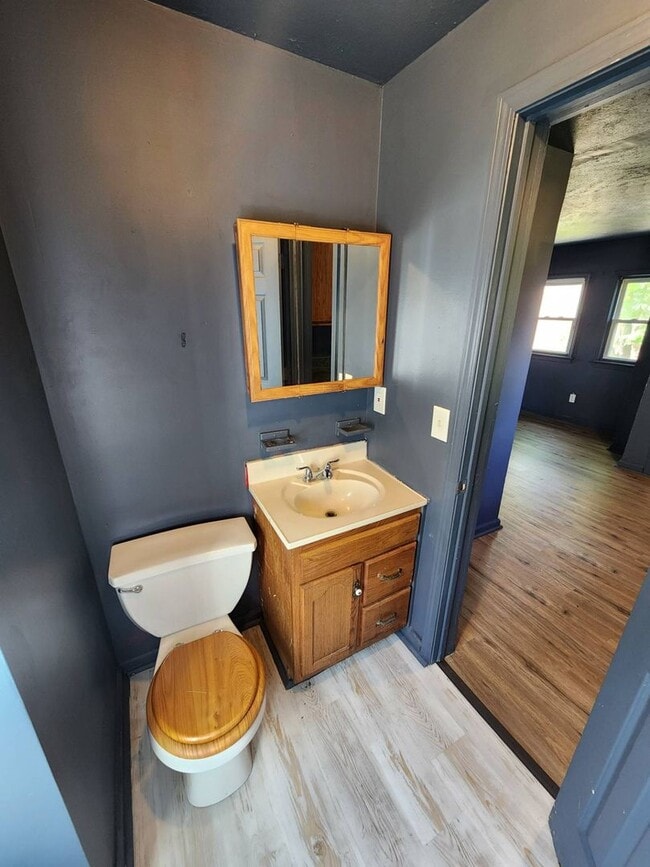 Building Photo - Charming 3-Bedroom Property in Prime Location