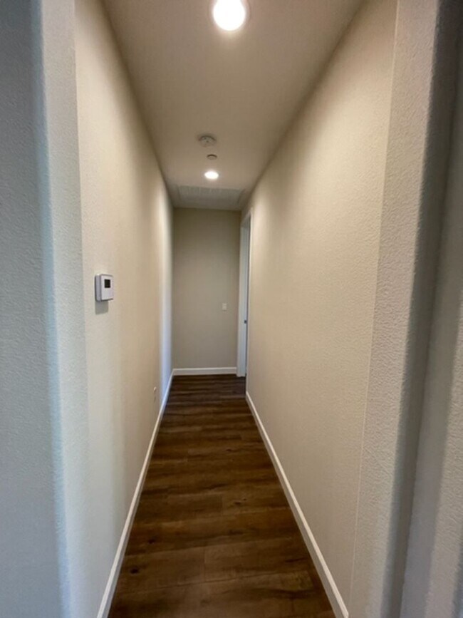 Building Photo - 3 Bedroom 2 Bathroom