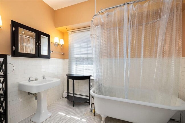 Building Photo - 107 Old Beach Rd