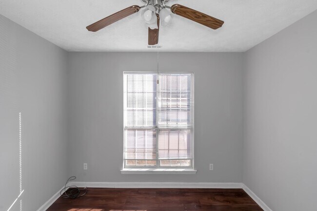 Building Photo - Spacious Home in Prime Location