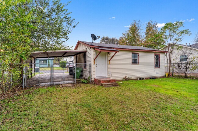 Building Photo - 820 Pecan Ave